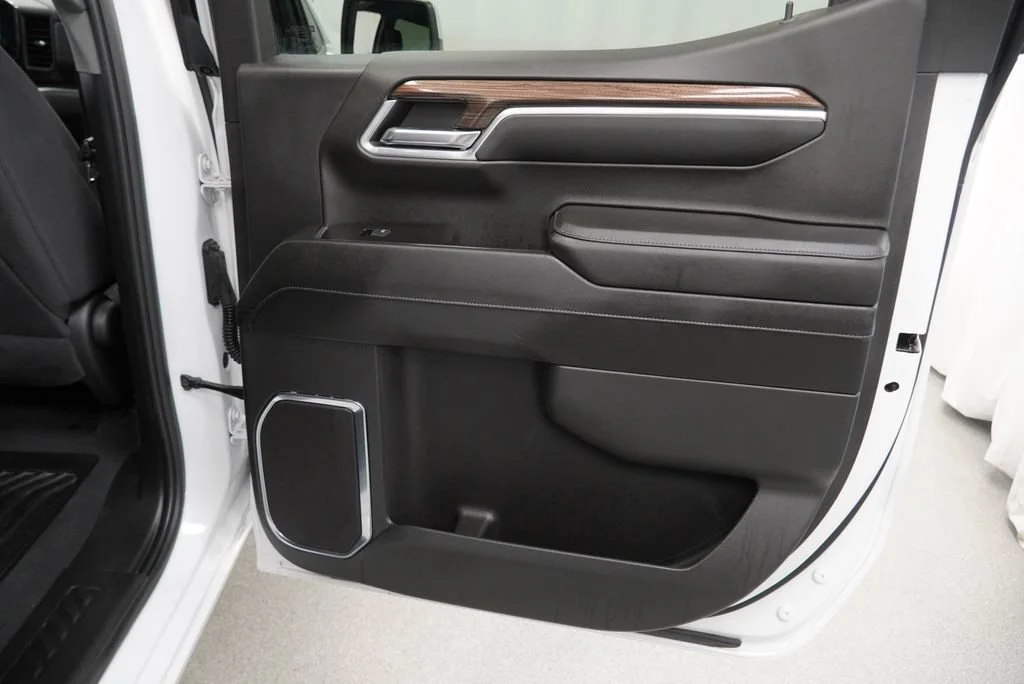 Used 2024 Summit White Chevrolet LT (2FL) image 27