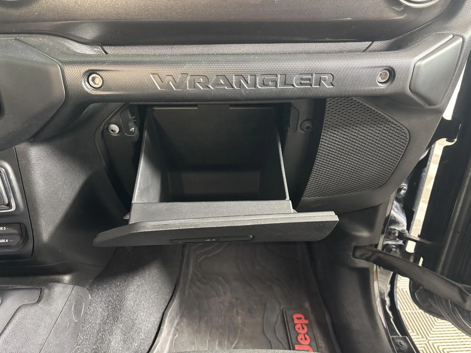 Used 2019 Black Clearcoat Jeep Sport Altitude image 25