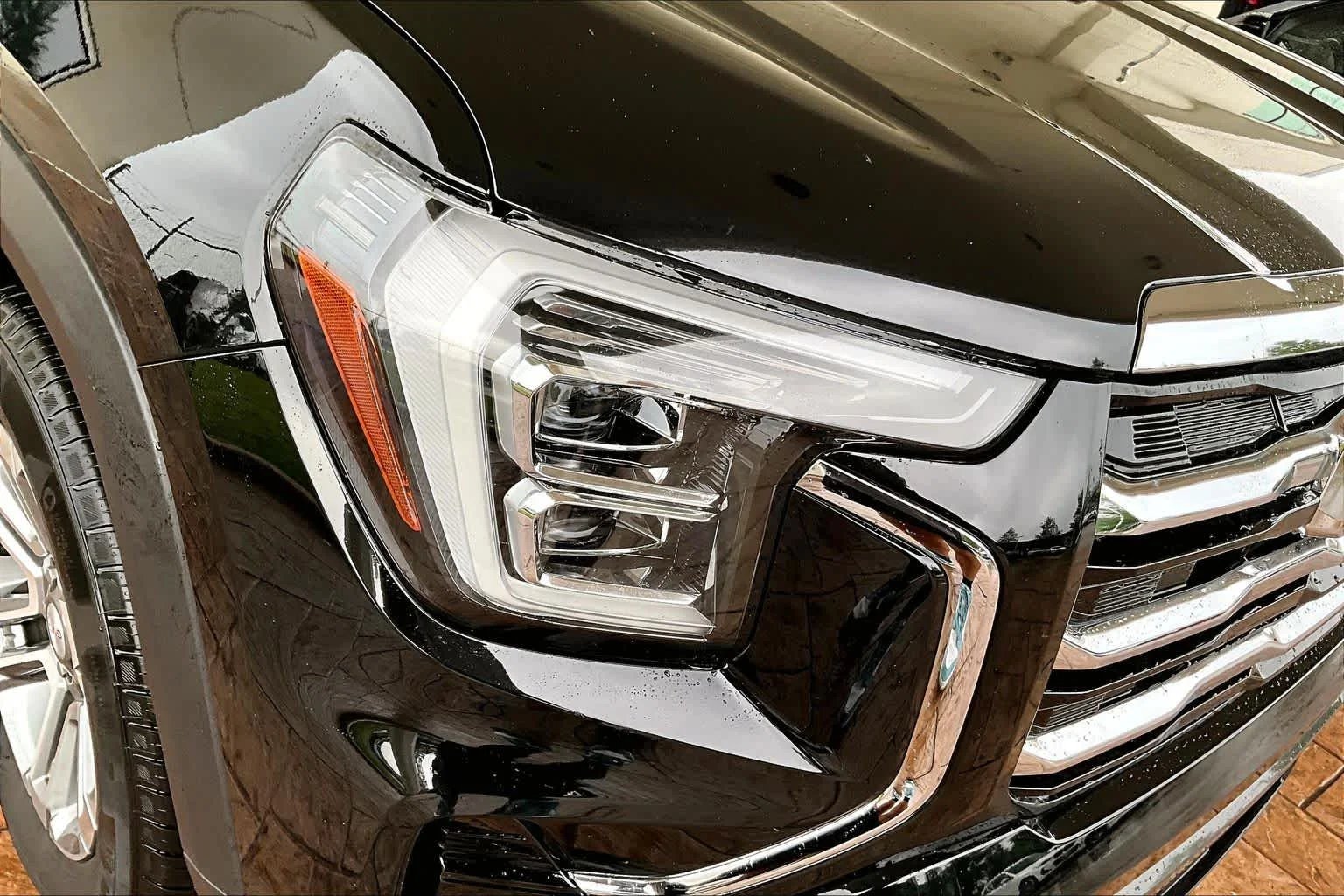 Used 2025 Ebony Twilight Metallic GMC FWD Elevation image 26