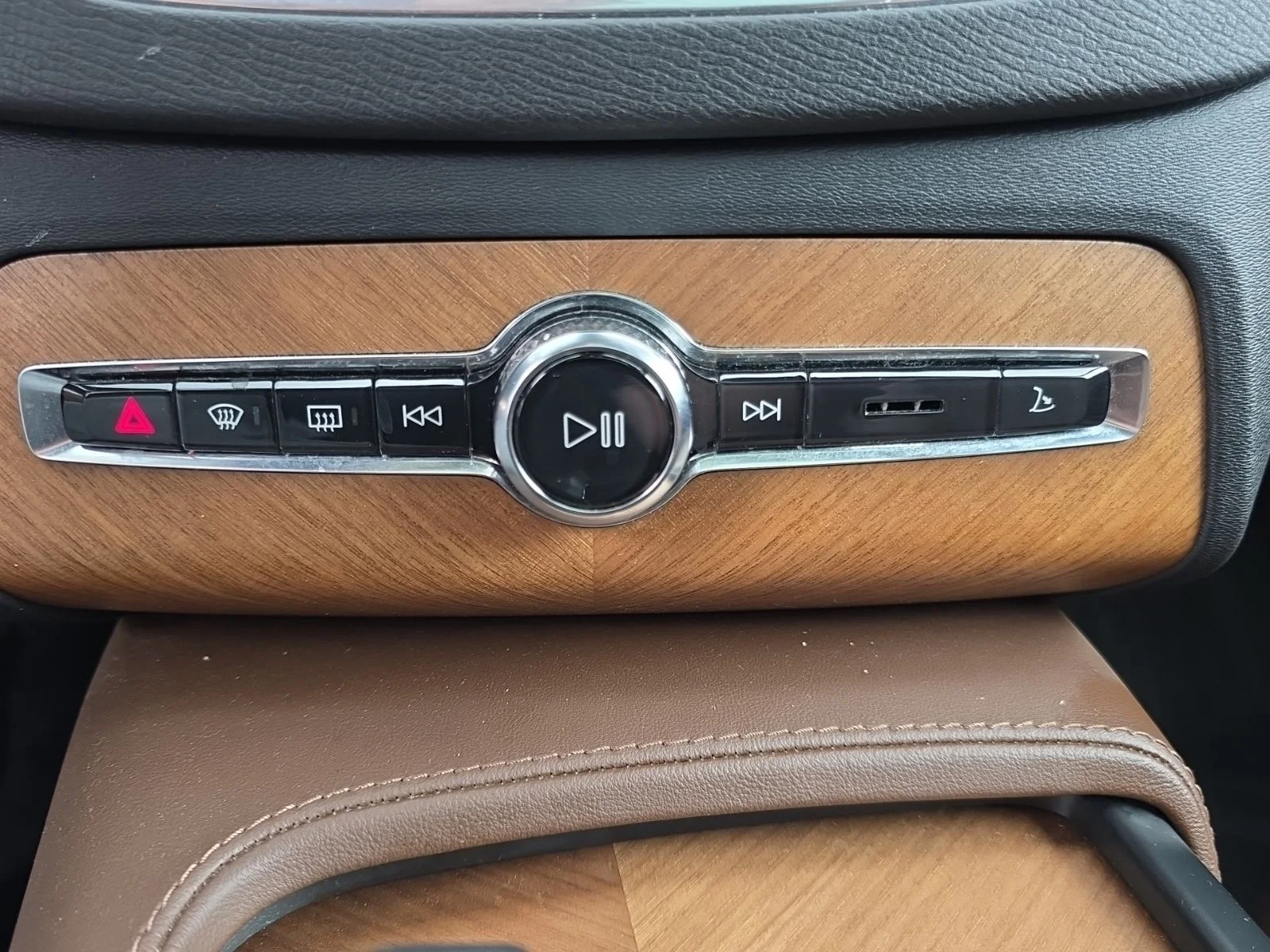 Used 2023 Black Volvo B6 Plus 7-Seater image 26