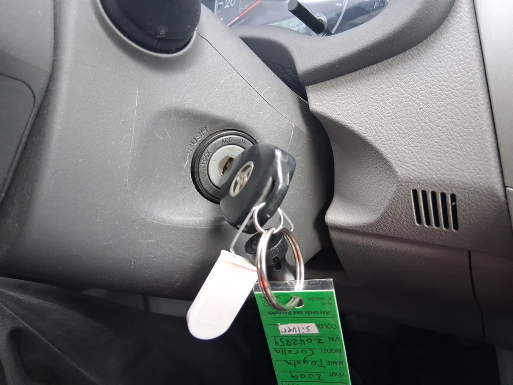 Used 2009 Silver Toyota LE image 13