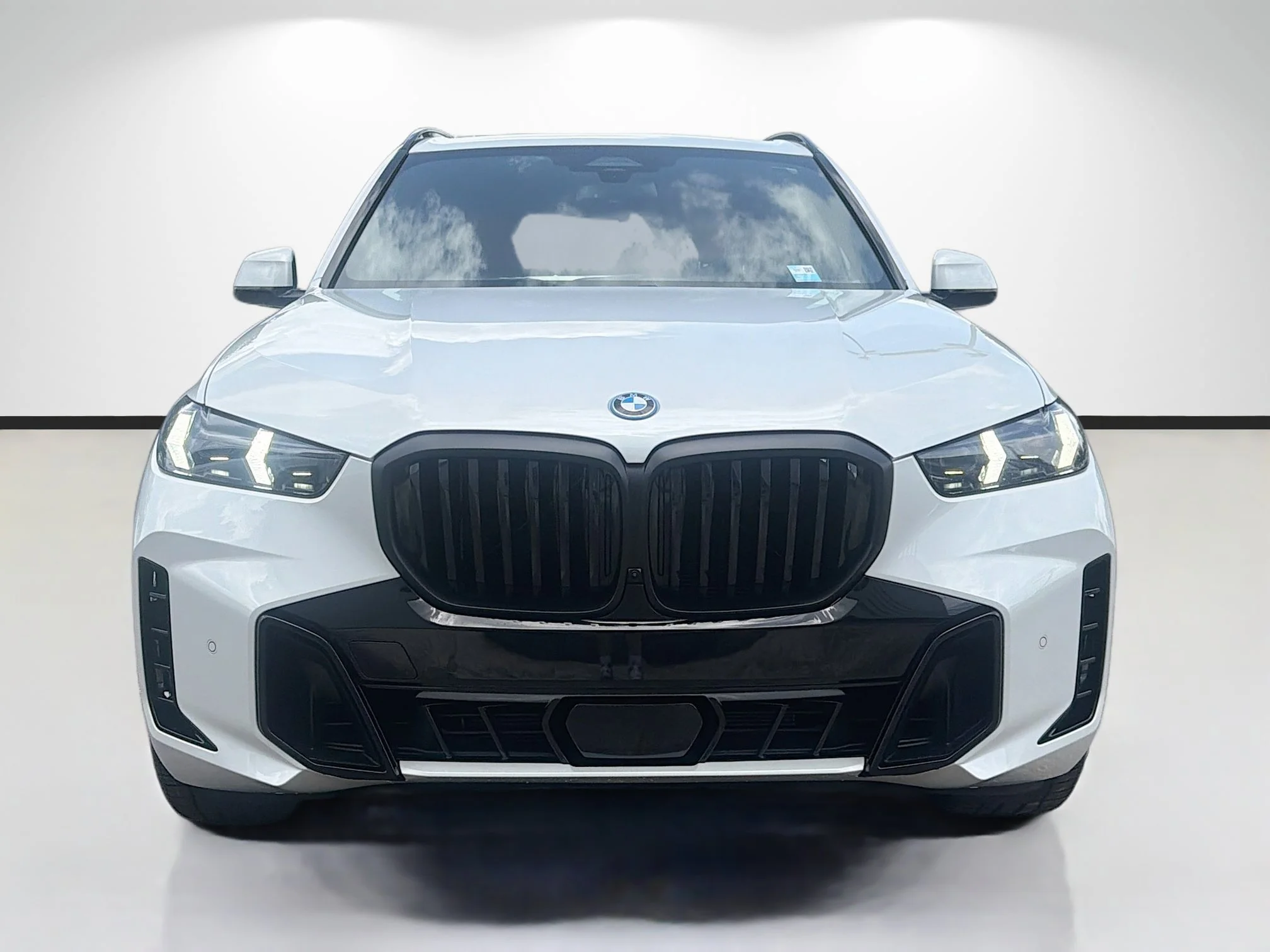 New 2026 Mineral White Metallic BMW xDrive50e image 8