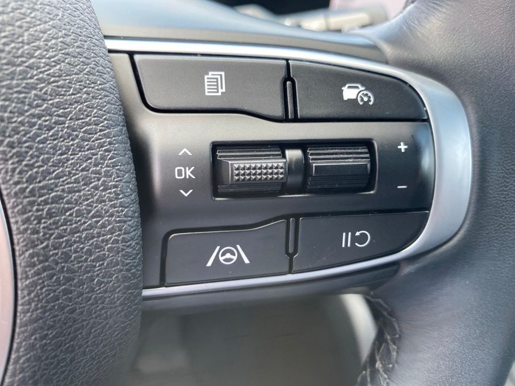 Certified Used 2024 White Pearl Kia X-Line image 32