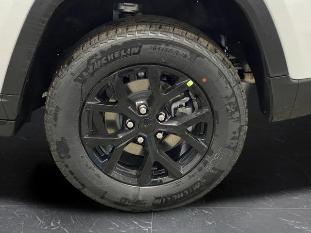 New 2026 Bright White Clear-Coat Exterior Paint Jeep Altitude image 38