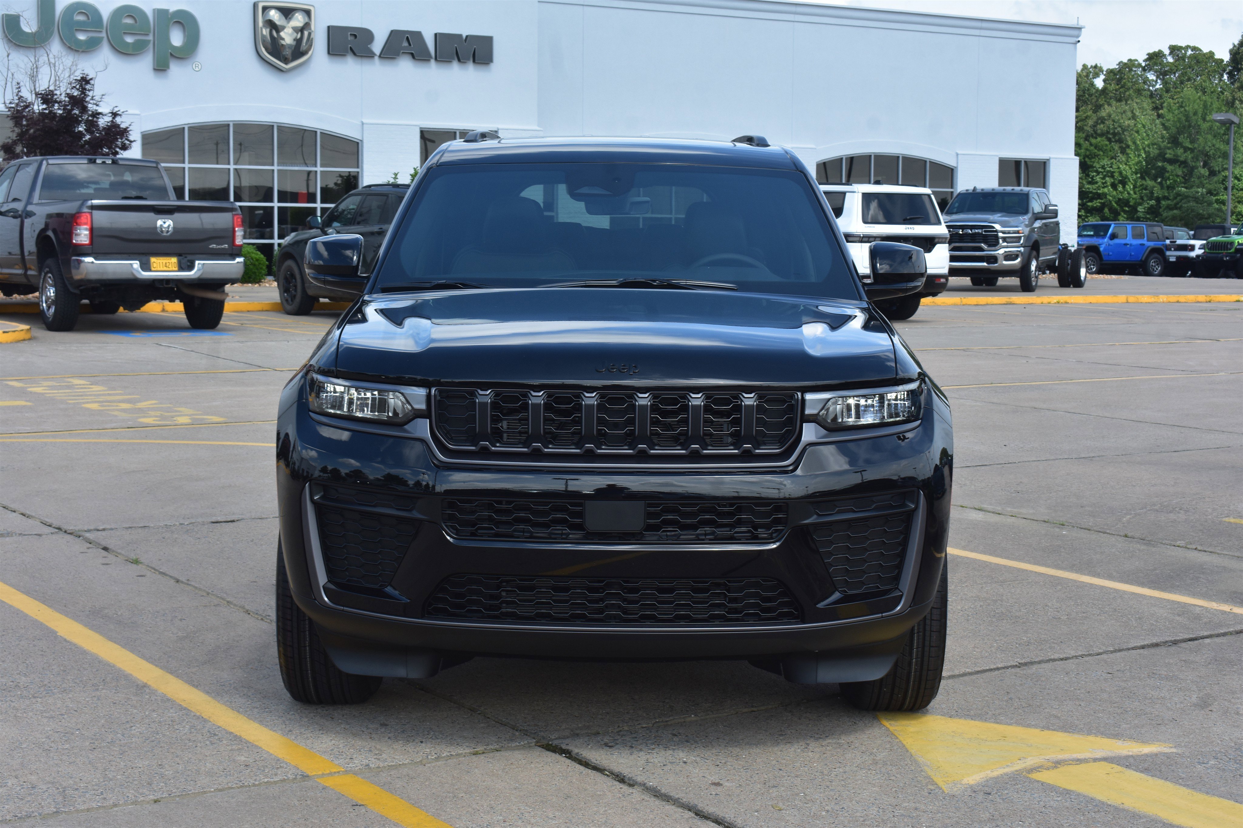 New 2026 Diamond Black Crystal Pearl-Coat Exterior Paint Jeep Laredo Altitude image 2