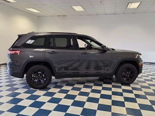 Used 2024 Gray Jeep Altitude image 9