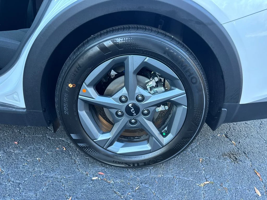 New 2025 White Kia LXS image 19