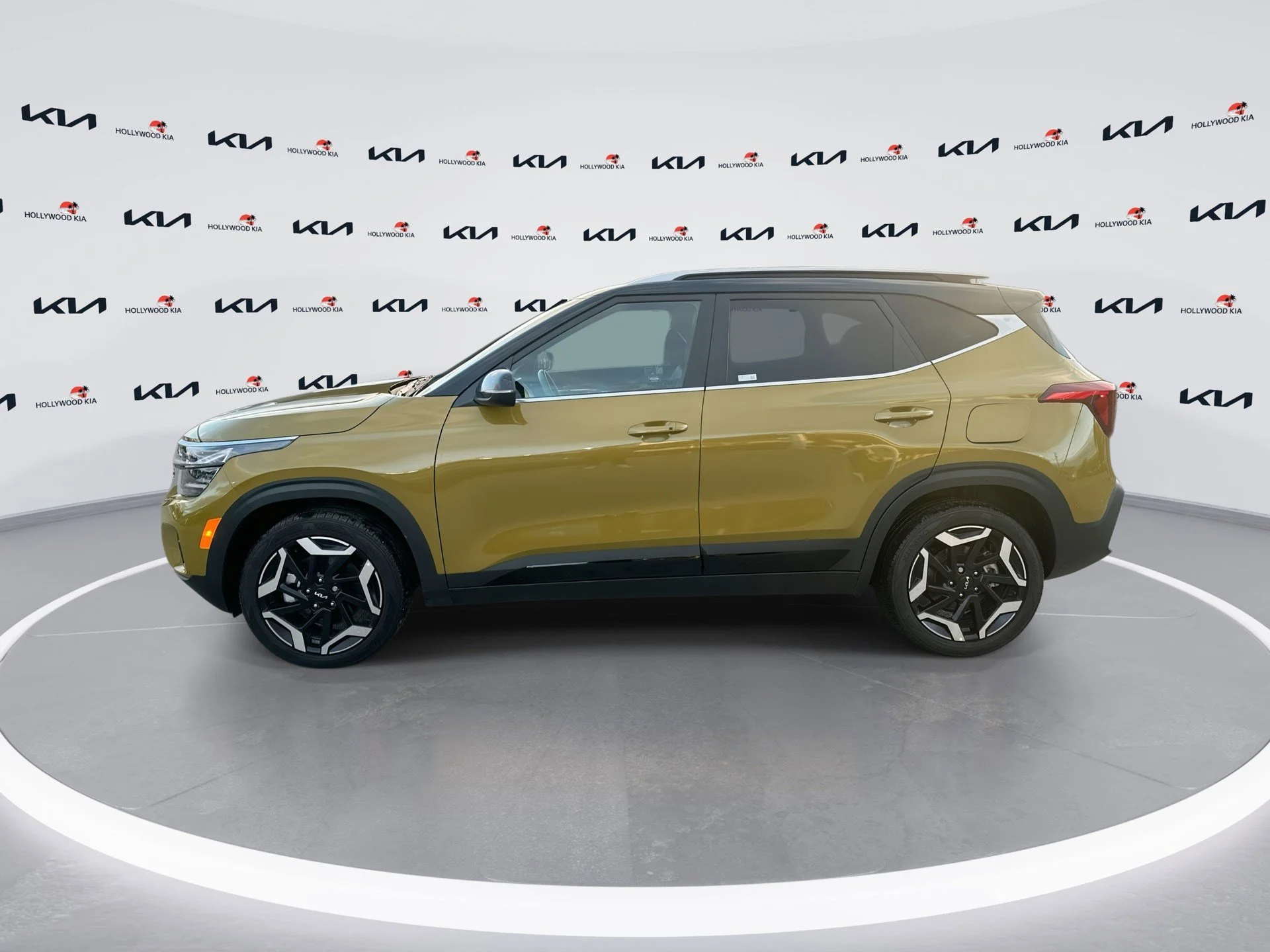 Certified Used 2024 Valais Green/Black Roof Kia SX image 5