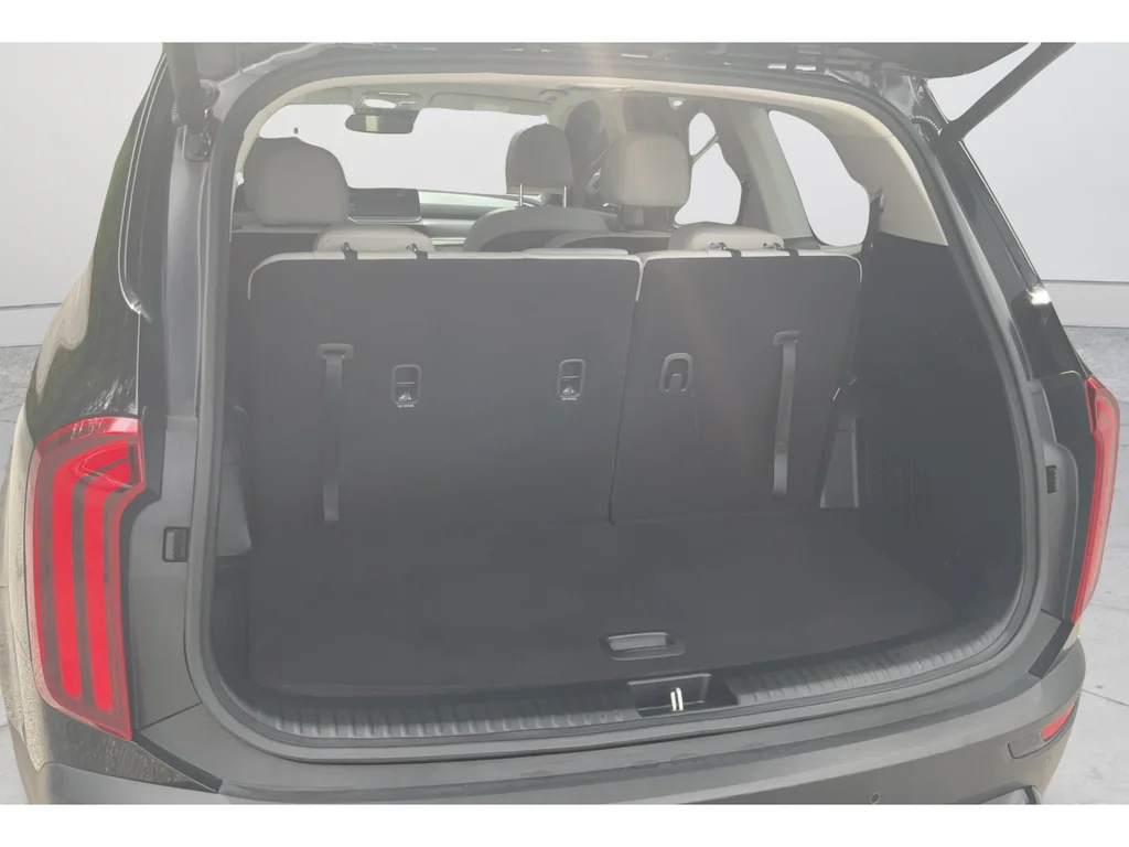 Used 2022 Black Kia EX image 19