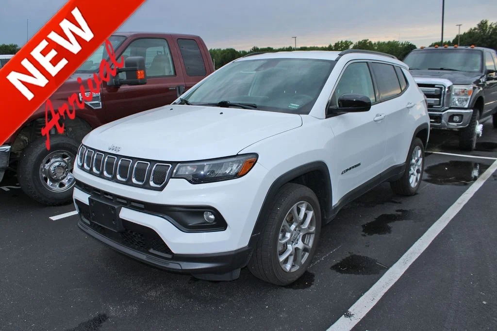 Used 2022 White Jeep Latitude Lux image 1