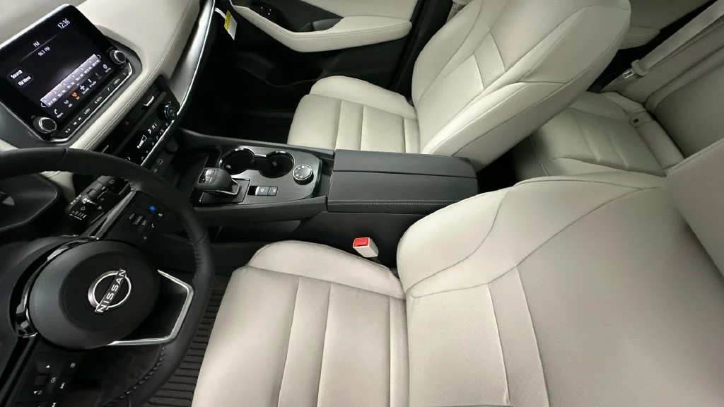 Used 2023 White Nissan SV image 16