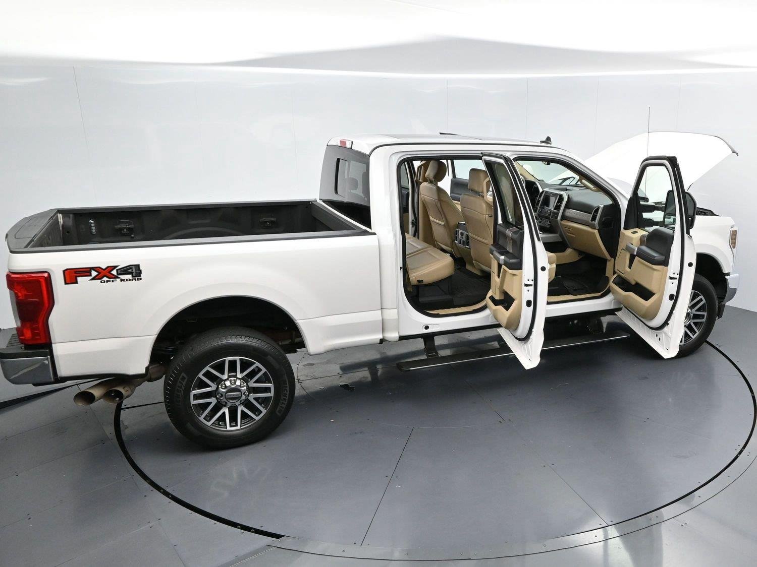 Used 2019 White Platinum Metallic Tri-Coat Ford Lariat image 41