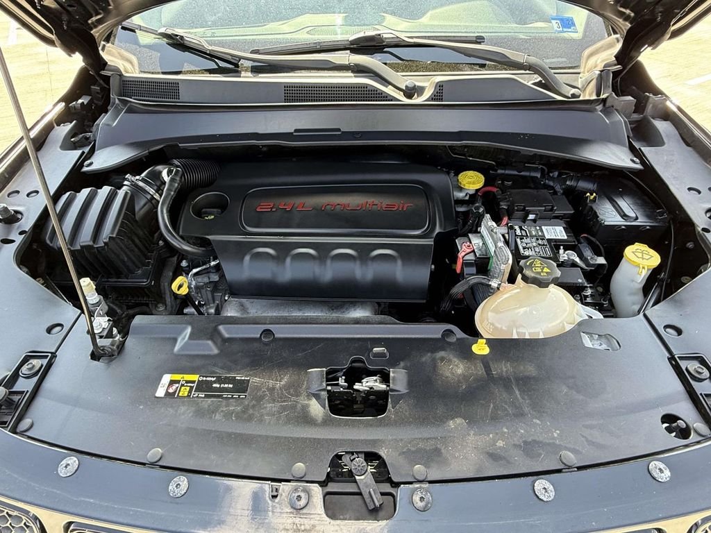 Used 2018 Black Jeep Latitude image 12