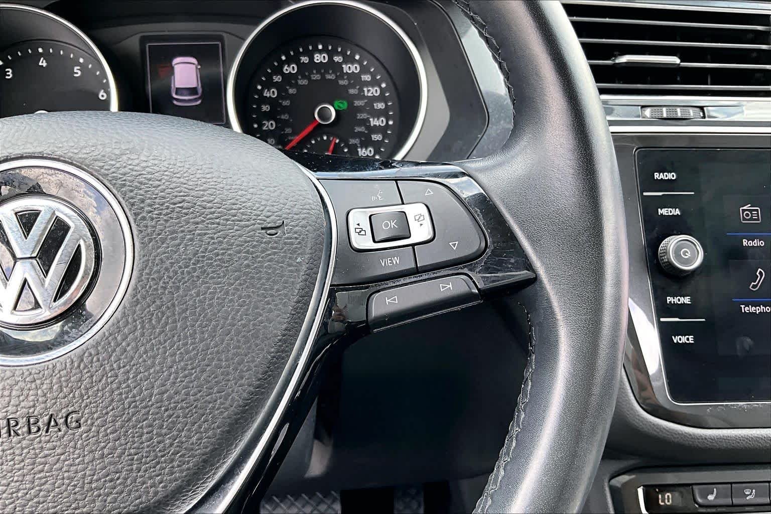 Used 2019 Platinum Gray Metallic Volkswagen SE image 22