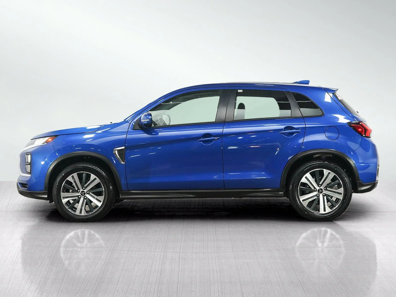 Used 2024 Blue Mitsubishi SE image 2