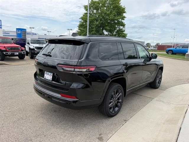 New 2026 Diamond Black Crystal Pearl-Coat Exterior Paint Jeep Limited Reserve image 4