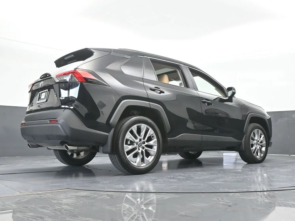 Used 2025 Midnight Black Metallic Toyota XLE Premium image 63