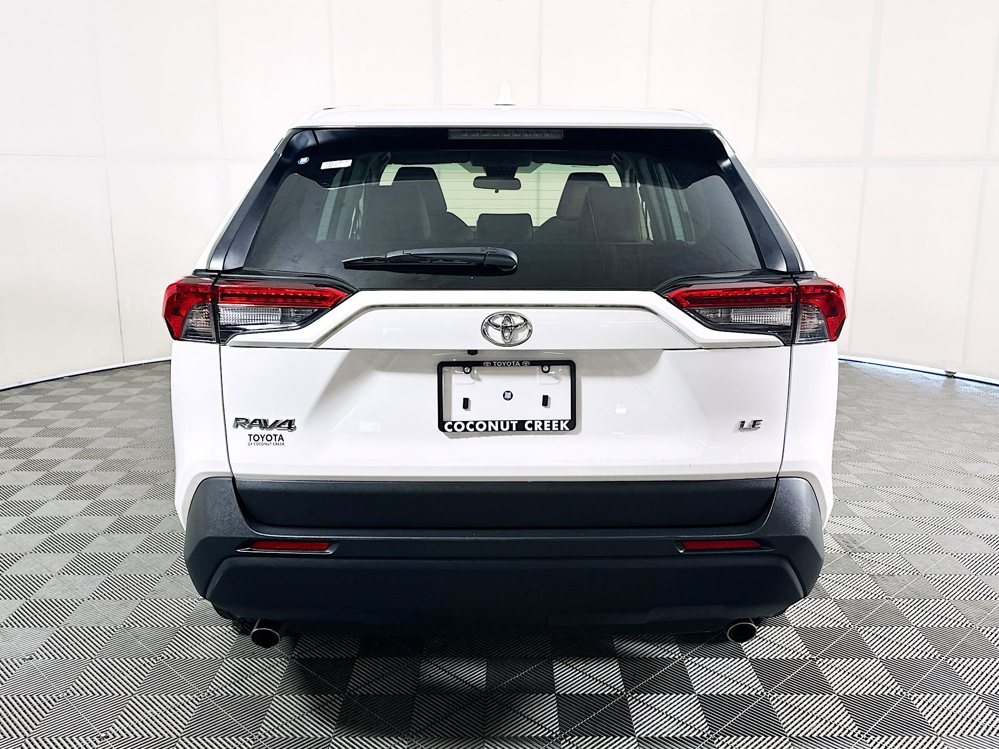 Used 2025 Ice Toyota LE image 4