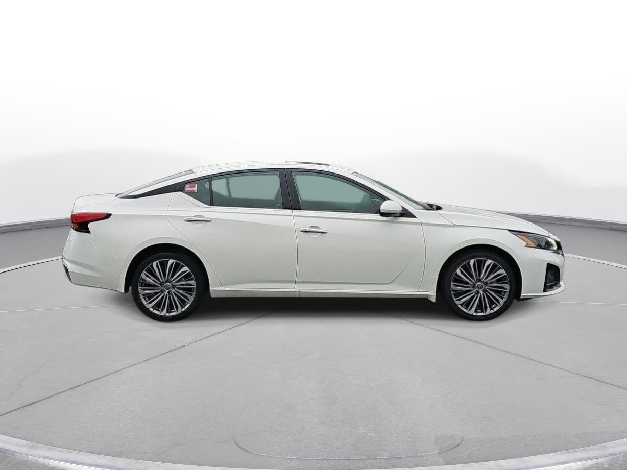Used 2023 Pearl White Tricoat Nissan 2.5 SL image 5