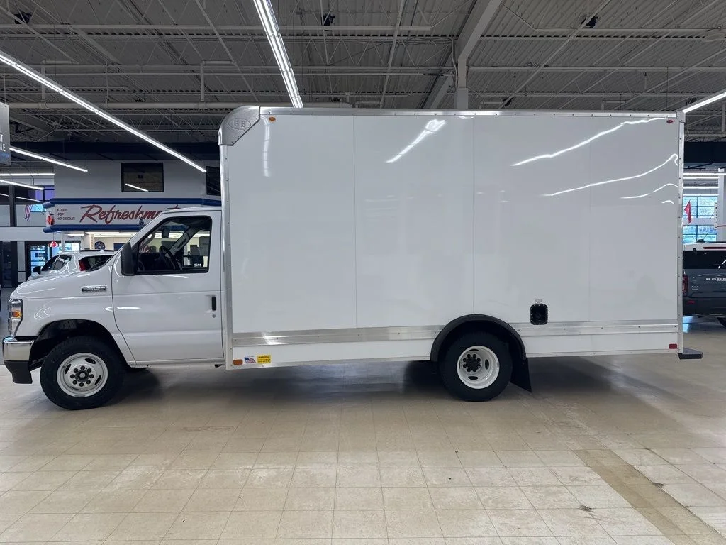 New 2025 Oxford White Ford E-350 SRW image 4