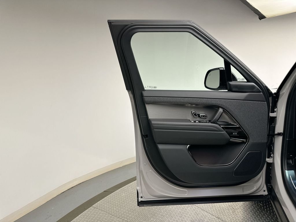New 2026 Borasco Grey LAND ROVER SE image 17
