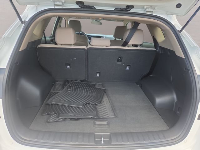 Used 2017 Winter White Hyundai SE image 27