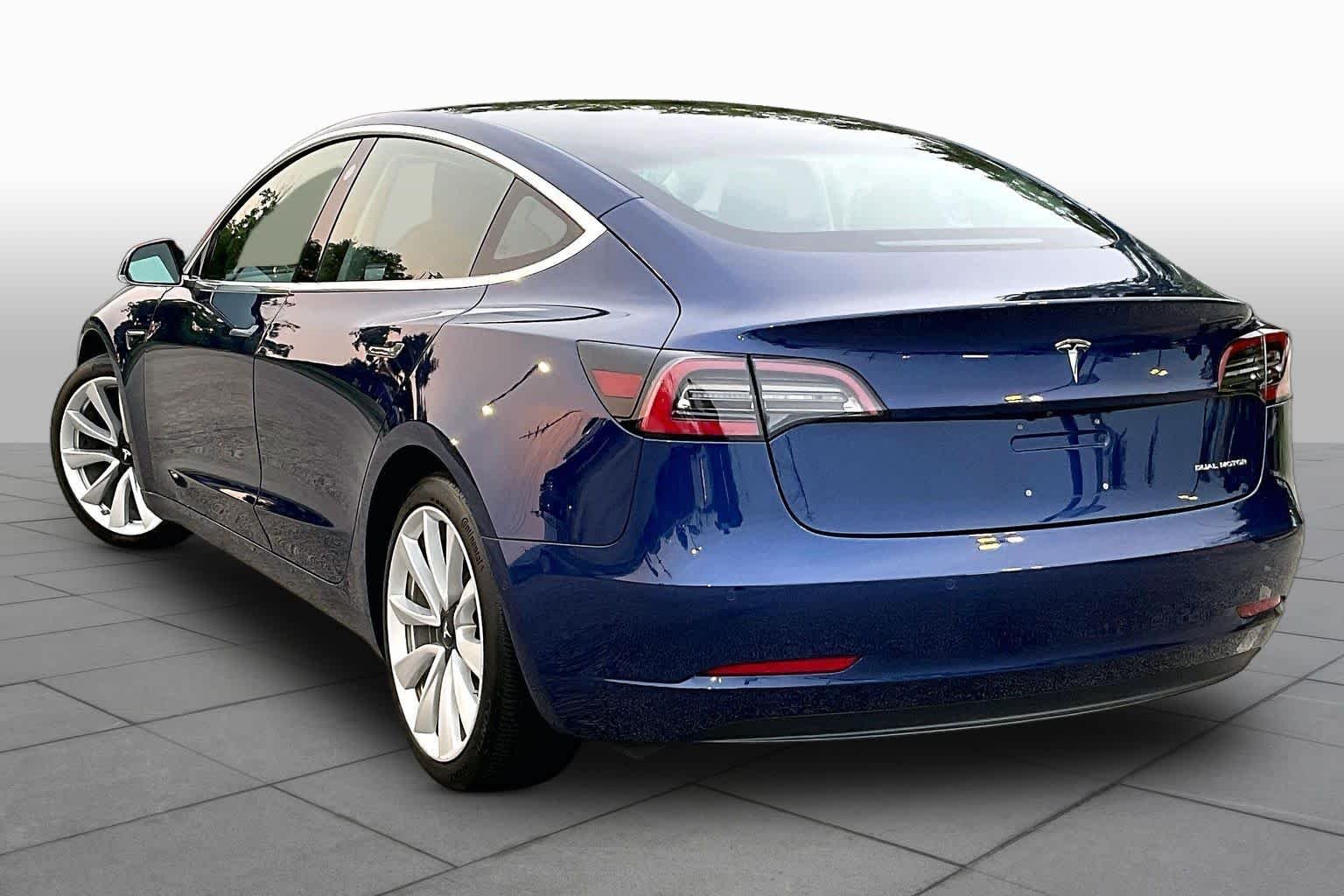 Used 2018 Deep Blue Metallic Tesla Long Range Battery image 9