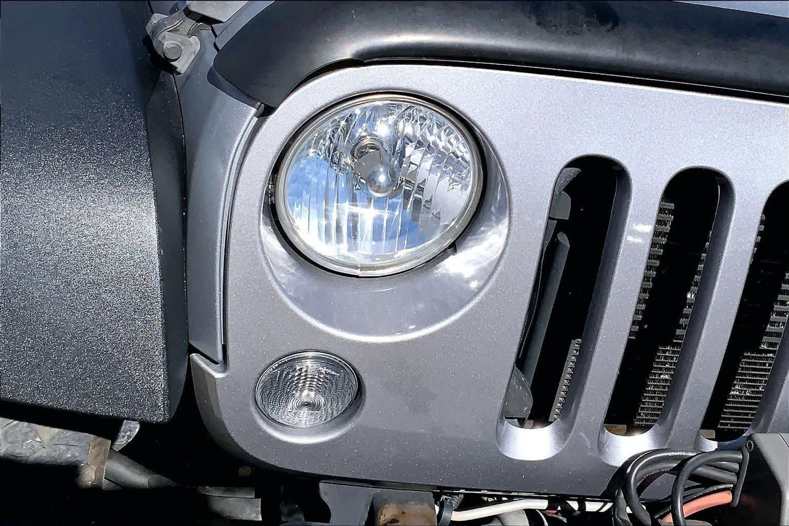 Used 2015 Billet Silver Metallic Clearcoat Jeep Rubicon Hard Rock image 26