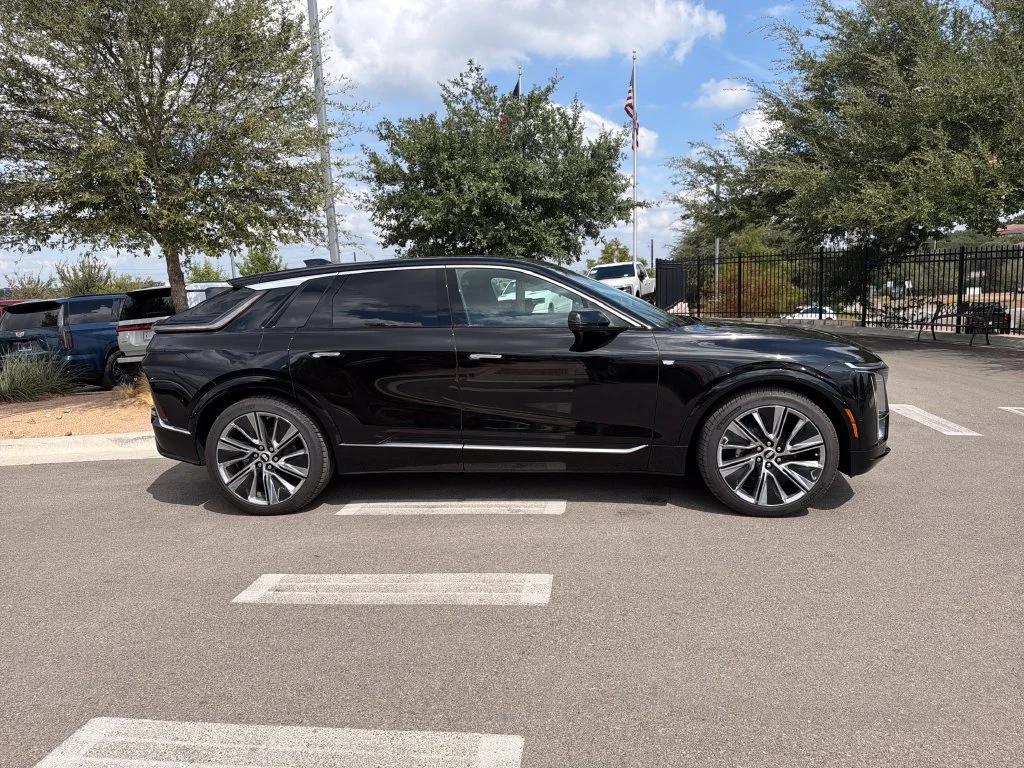 2027 Cadillac LYRIQ Signature Luxury - Photo 11