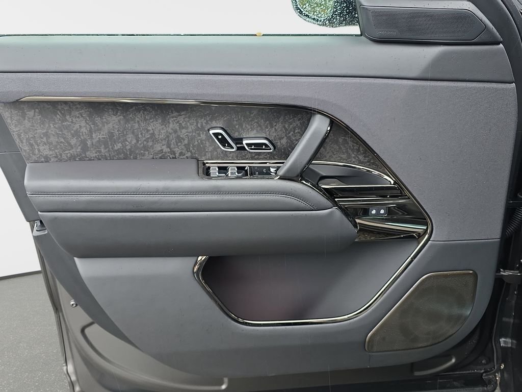 New 2025 Match-to-Sample Black in Satin finish LAND ROVER SV Edition Two image 28