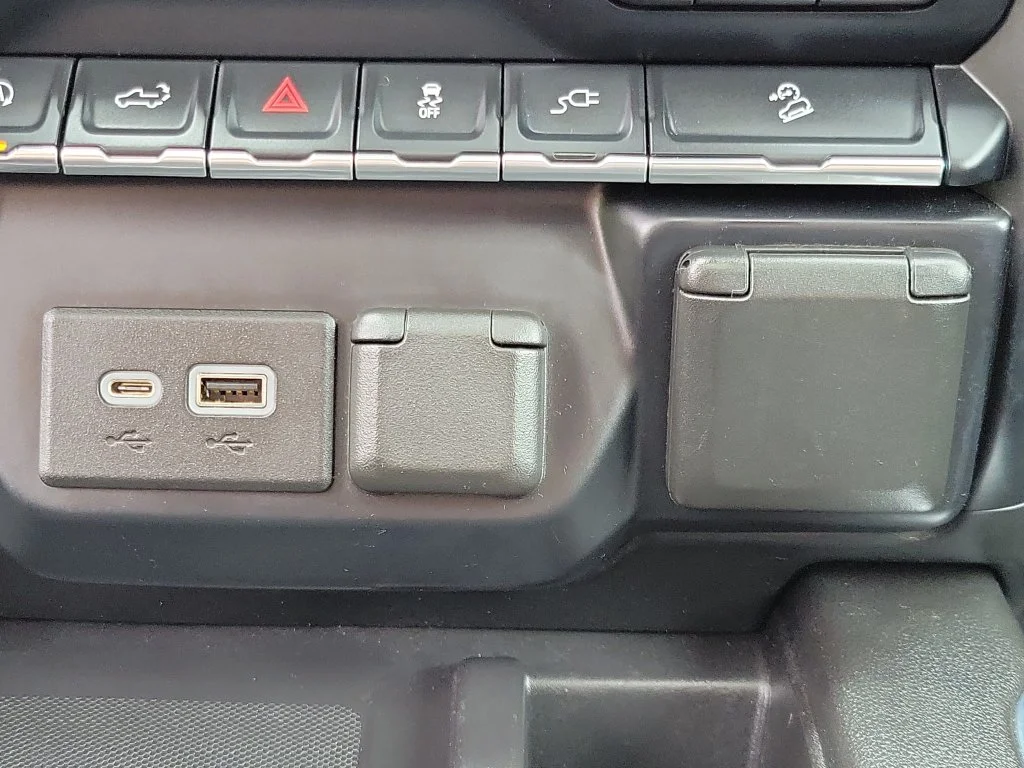 Used 2021 White GMC AT4 image 33