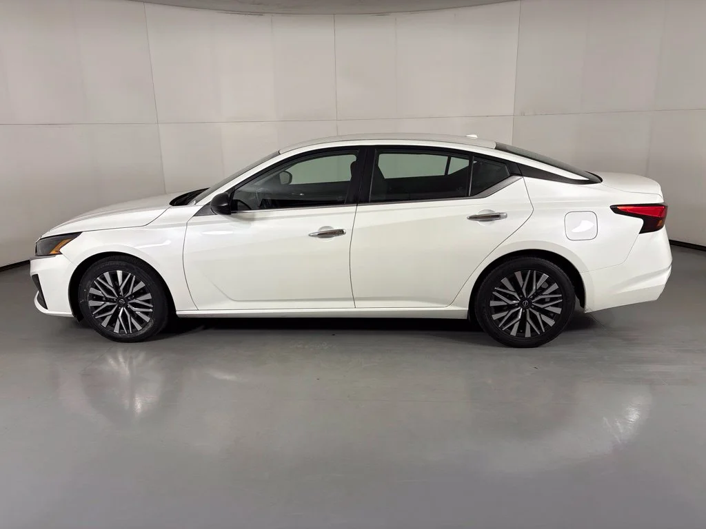 Used 2024 White Nissan 2.5 SV image 5