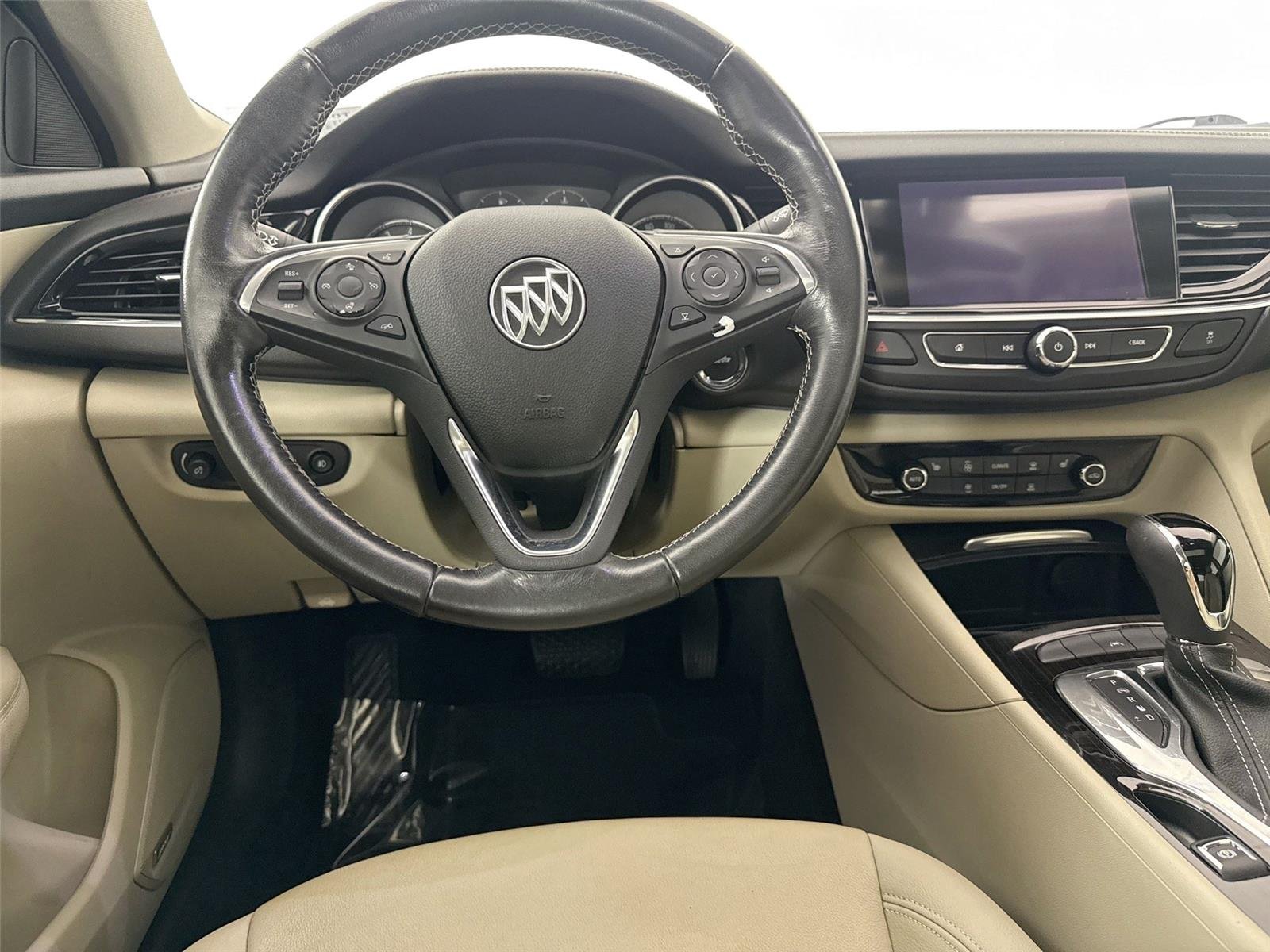 Used 2018 White Frost Tricoat Buick Essence image 32