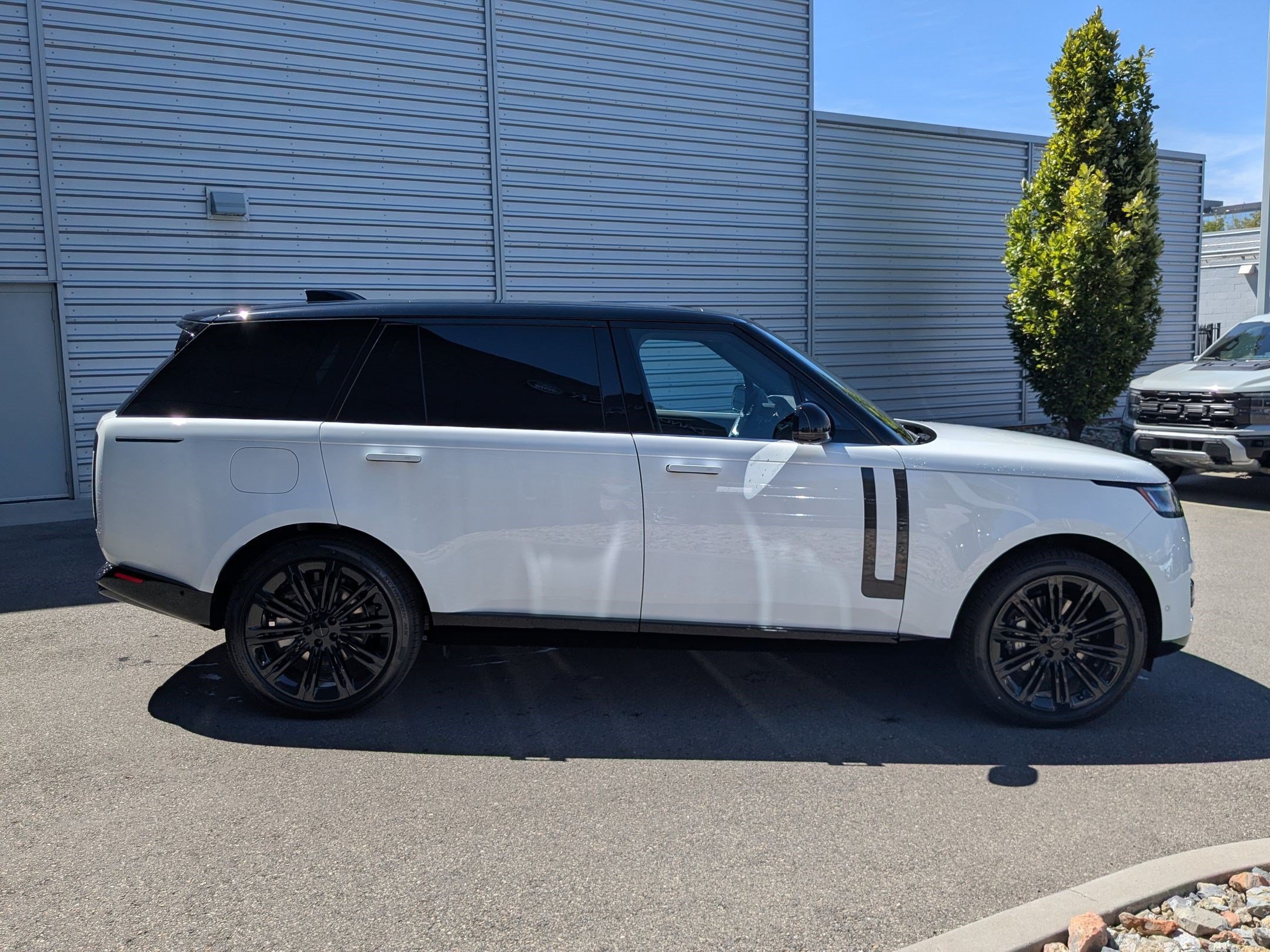New 2026 Fuji White Land Rover P400 SE LWB 7 Seat image 4