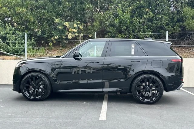 New 2026 Santorini Black Land Rover Dynamic SE image 2