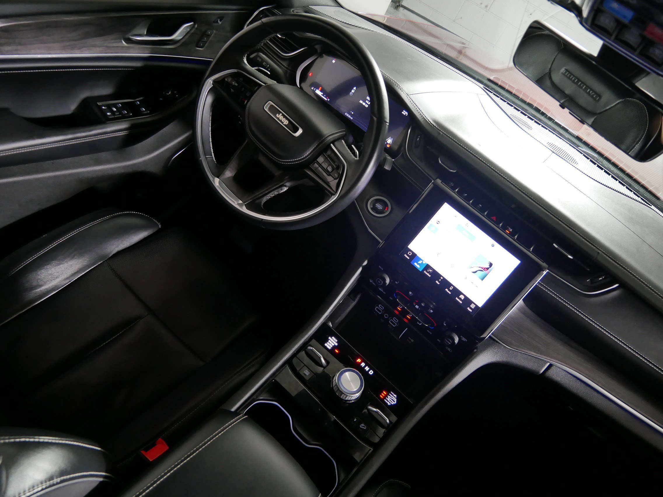 2022 Jeep Grand Cherokee Overland - Photo 9