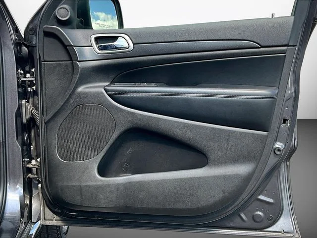 Used 2018 Gray Jeep Altitude image 33