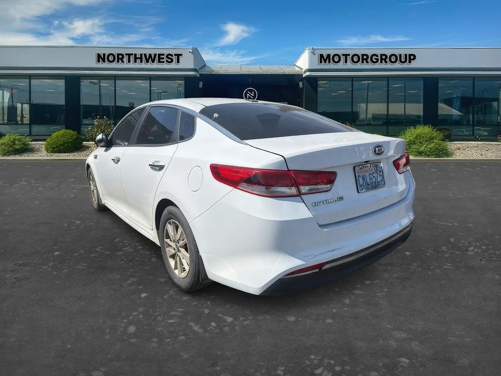 Used 2017 Snow White Pearl Kia LX image 4