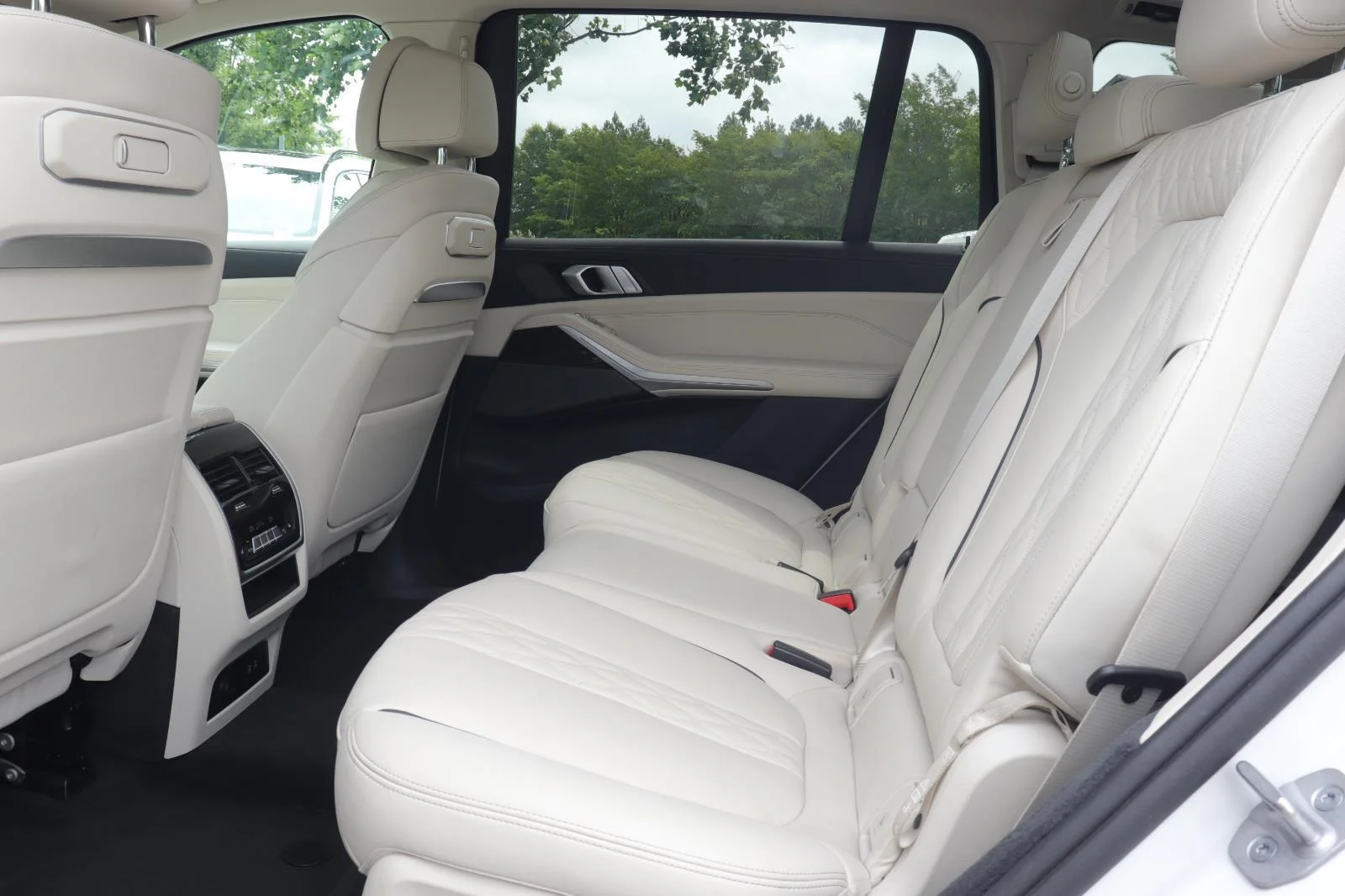 Certified Used 2024 Mineral White Metallic BMW xDrive40i image 12