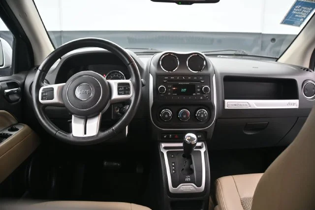 Used 2016 Bright White Clearcoat Jeep Latitude image 16