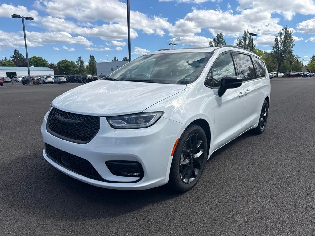 Used 2025 Bright White Clearcoat Chrysler Limited image 3