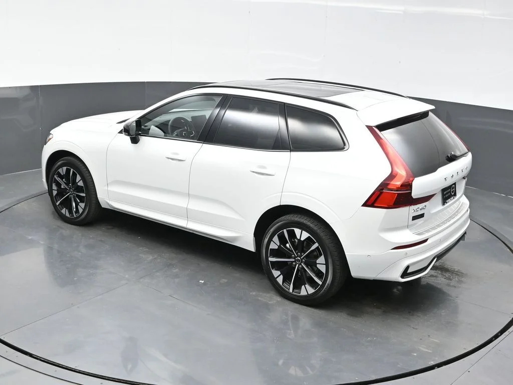 New 2026 Crystal White Volvo Plus image 31