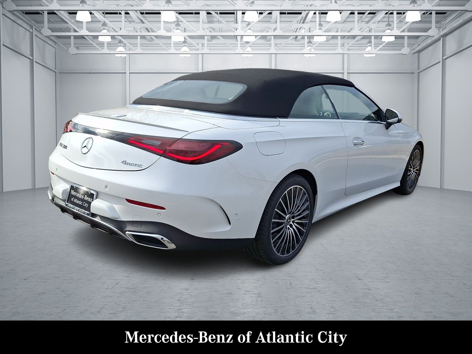 New 2026 MANUFAKTUR Moonlight White Metallic Mercedes-Benz CLE 300 image 4