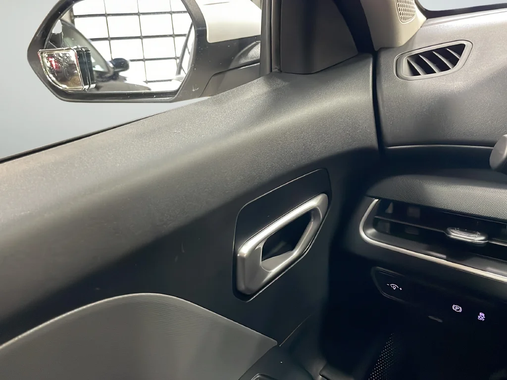 Used 2025 White Kia LXS image 32