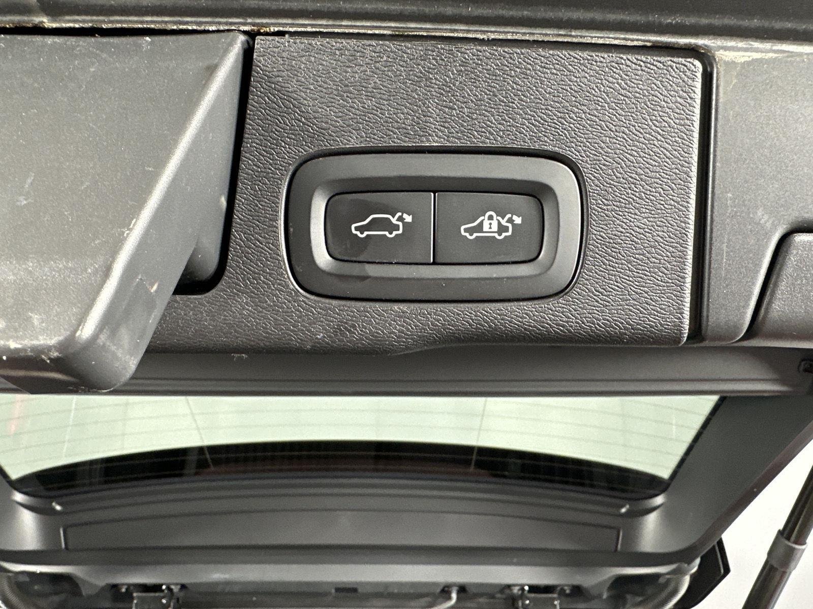 Used 2024 Onyx Black Metallic Volvo Ultimate Black Edition image 8