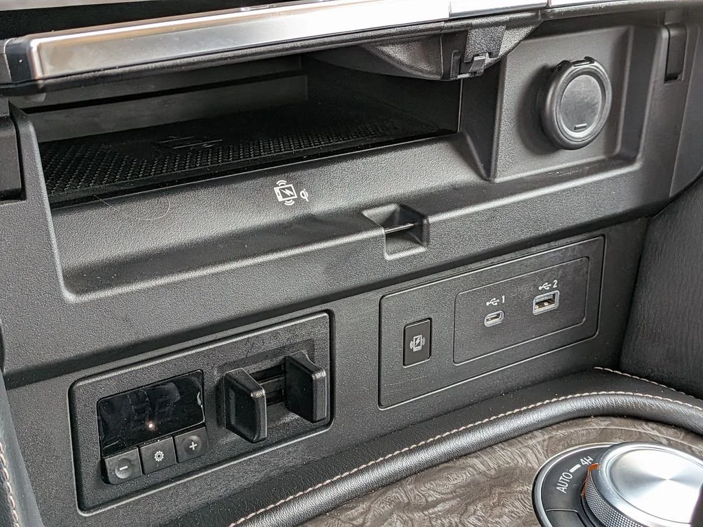 Used 2022 Black Nissan Platinum image 21