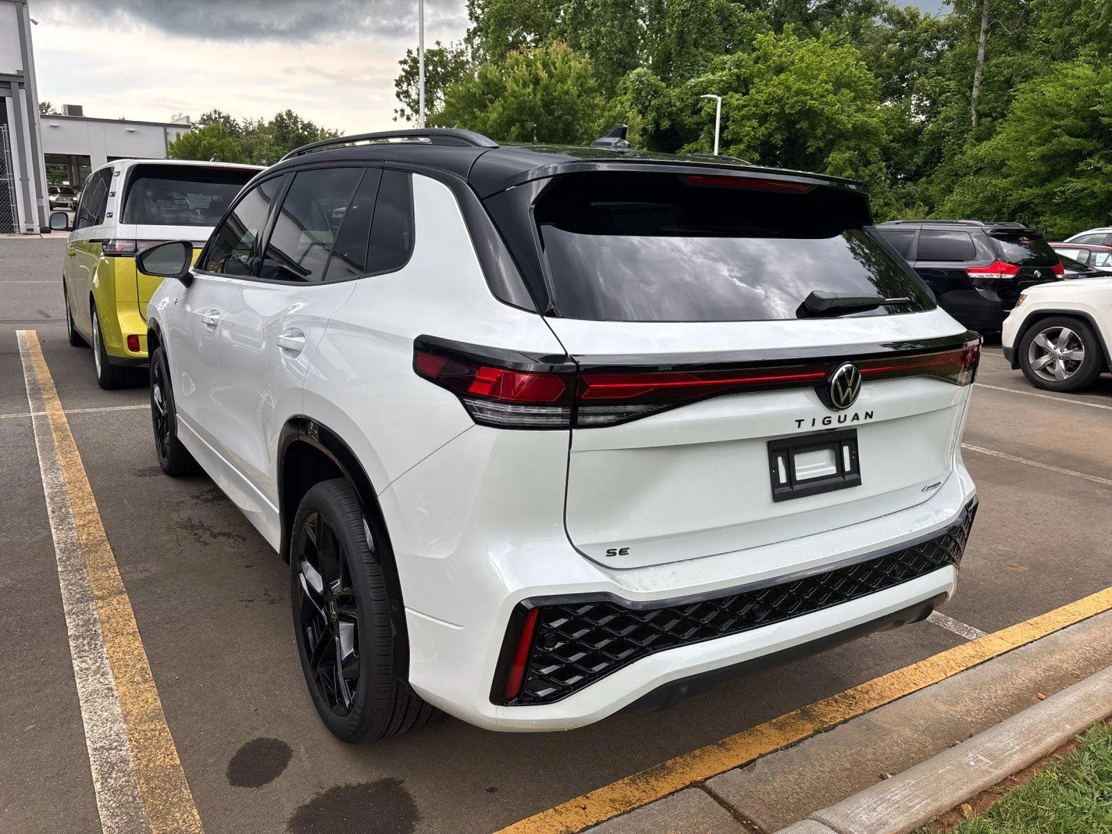 New 2026 opal white with deep black roof Volkswagen SE R-Line Black image 3