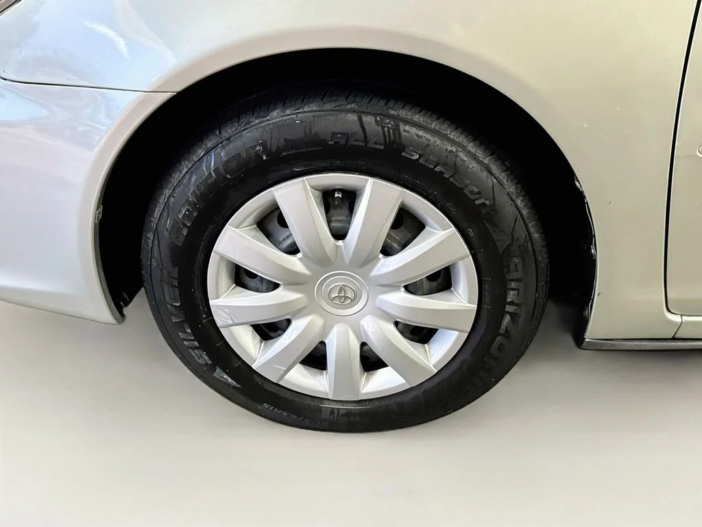 Used 2005 Lunar Mist Metallic Toyota STD image 36
