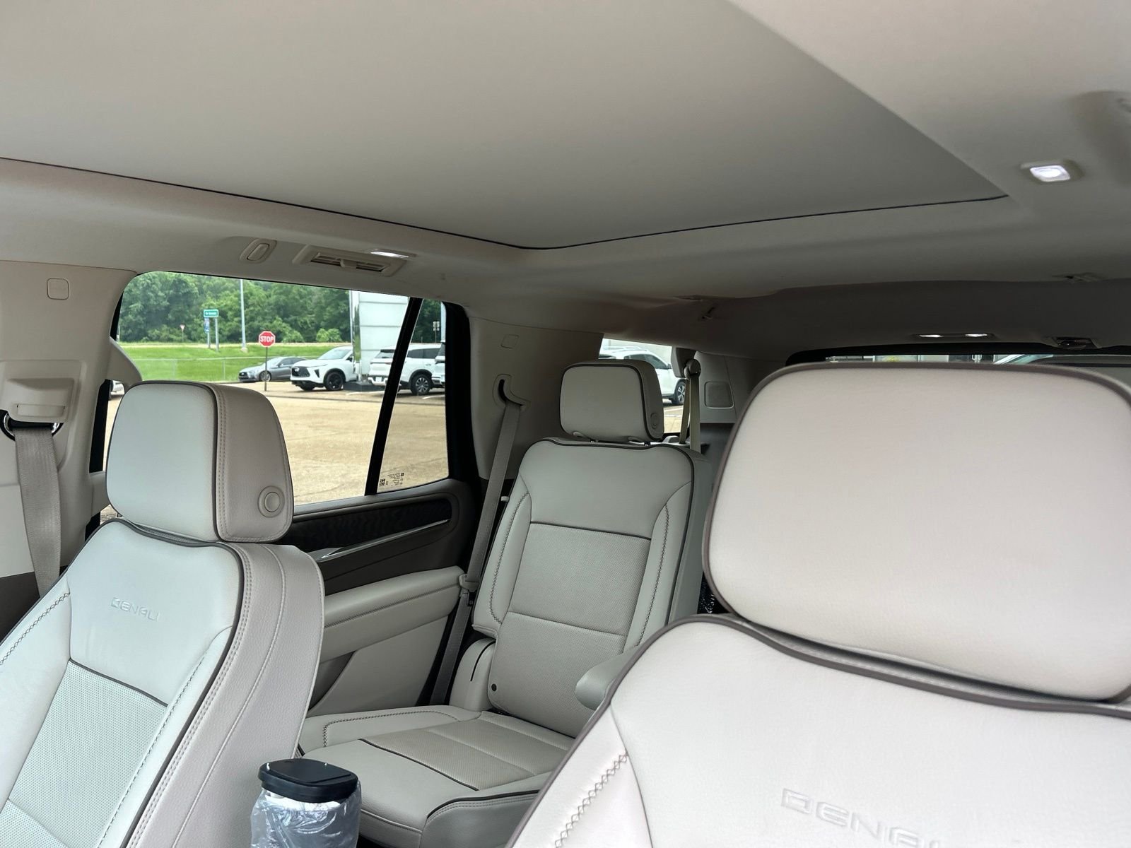 Used 2022 White GMC Denali image 25