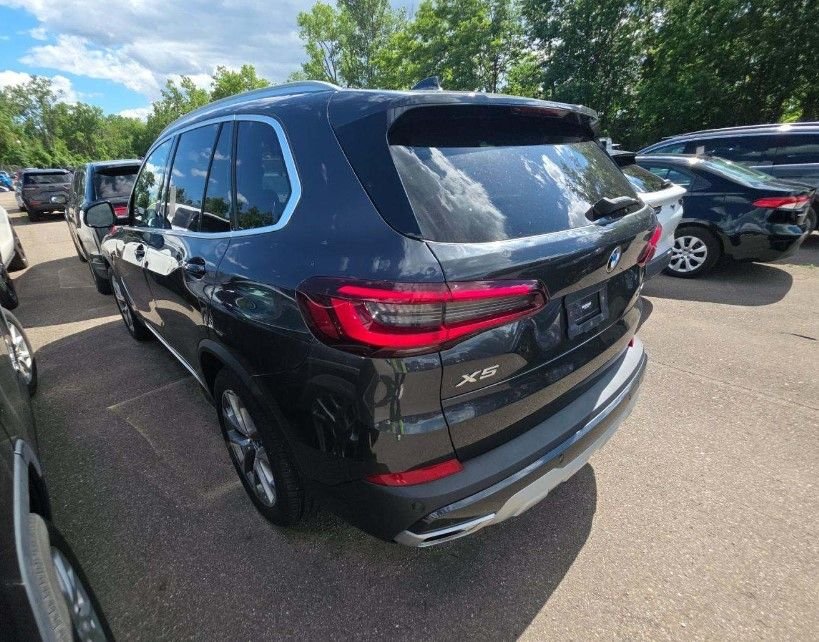 Used 2022 Gray BMW xDrive40i image 2